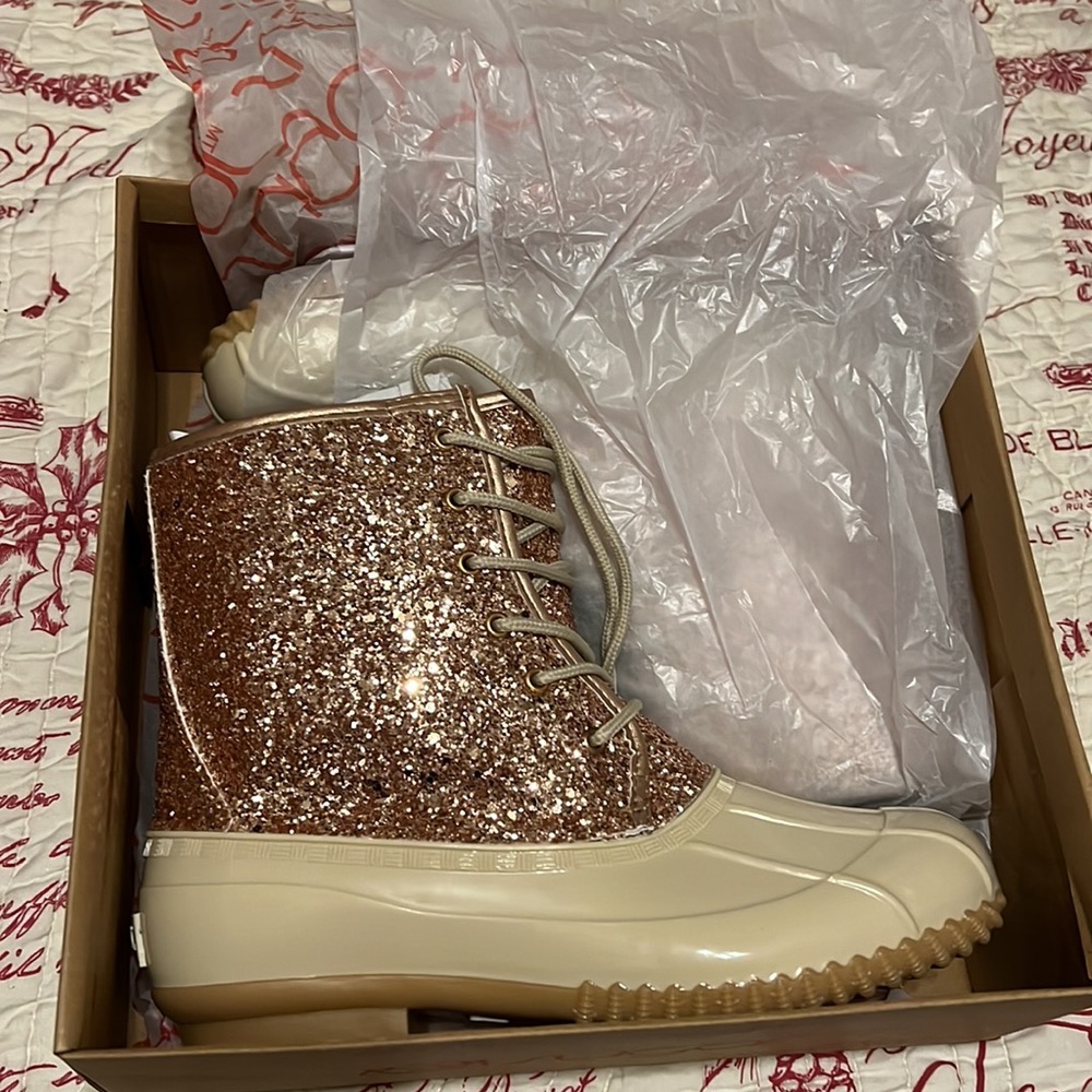 Gorgeous duck boots woman’s size 8